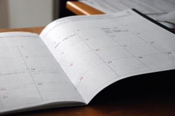Agenda aberta para marcar as datas comemorativas no calendário de Marketing.