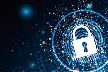 Cadeado simbolizando proteção em uma base de dados digital.