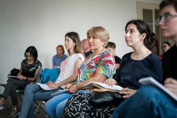 Como Flávia Lippi se tornou referência em neurociência e gestão emocional com uma comunicação estratégica e autêntica
