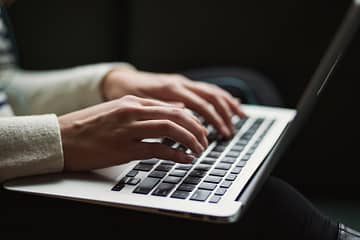 Ghostwriter escrevendo um texto para a estratégia de Conteúdos de sua empresa.