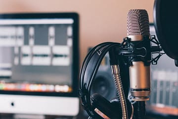 Estudio com microfone e fone para gravação de Podcast