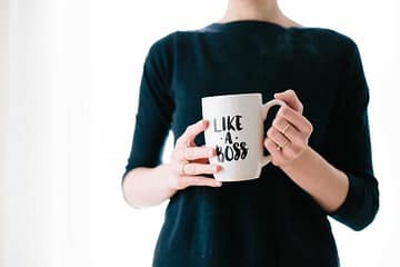 Mulher segurando uma caneca, representando sua estratégia de Marketing Pessoal