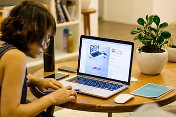 mulher consumindo diferentes tipos de infoprodutos