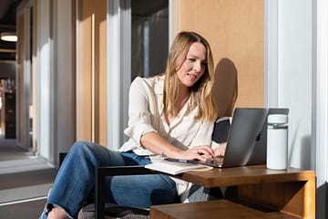 Mulher editando perfil para se destacar no LinkedIn