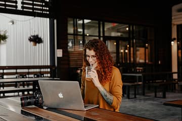 Mulher produzindo conteúdo de Marketing Humanizado